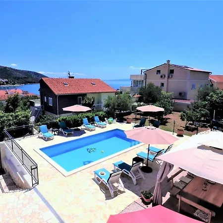 Vila Luxury Beachfront With Pool For Two Families