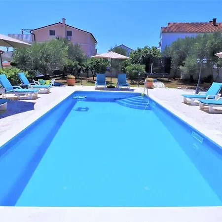 Vila Luxury Beachfront With Pool For Two Families