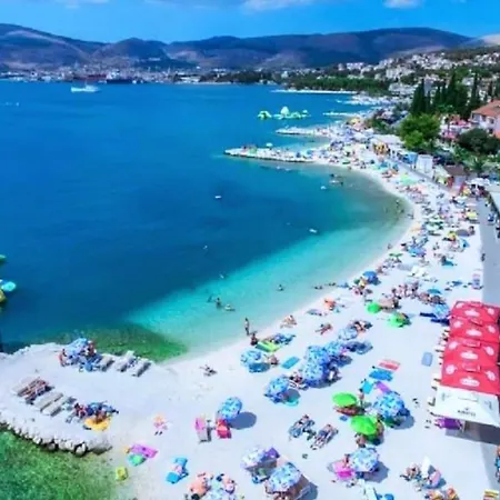 Luxury Beachfront With Pool For Two Families Okrug Gornji
