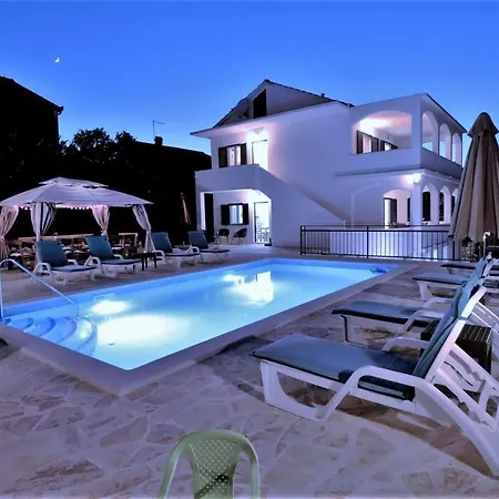 Luxury Beachfront With Pool For Two Families