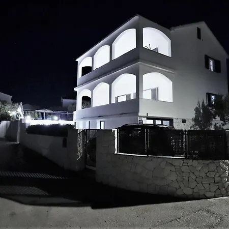 Villa Luxury Beachfront With Pool For Two Families Okrug Gornji