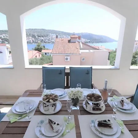 Vila Luxury Beachfront With Pool For Two Families