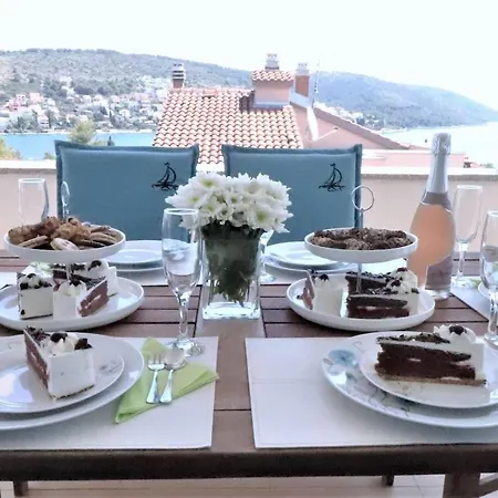 Villa Luxury Beachfront With Pool For Two Families Okrug Gornji