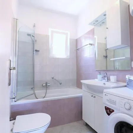 Luxury Beachfront With Pool For Two Families Okrug Gornji