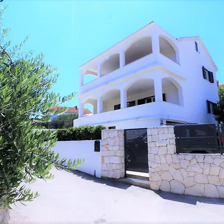 Luxury Beachfront With Pool For Two Families Okrug Gornji