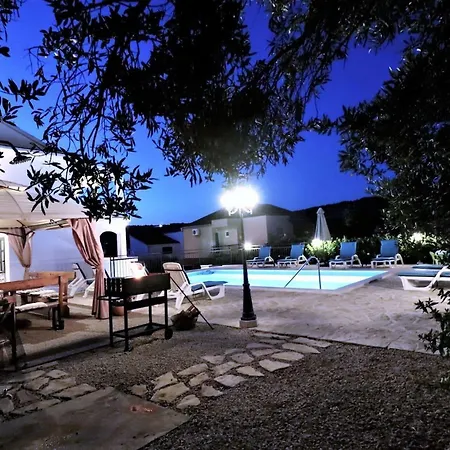 Luxury Beachfront With Pool For Two Families Okrug Gornji